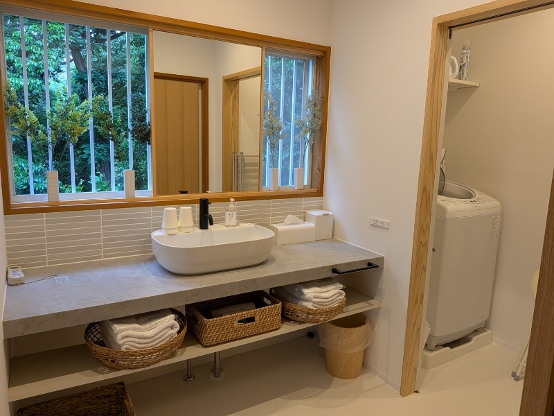 洗面所とその奥には洗濯機も