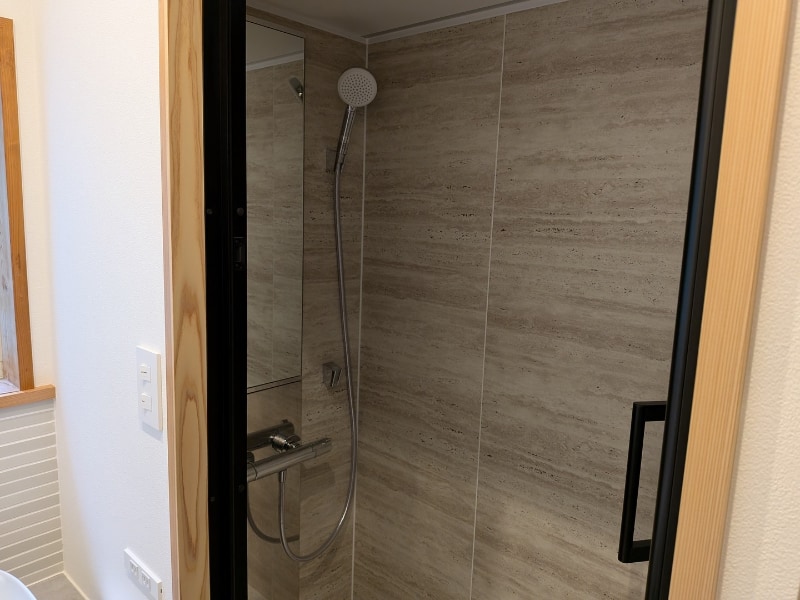 バスルームとは別にシャワールームがある