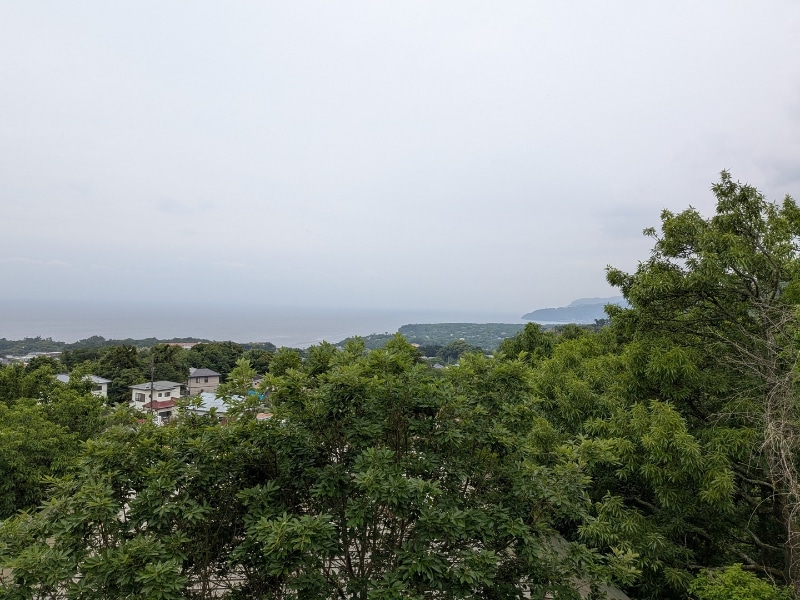 この日はあいにくの天気だったが、2階からは海が見渡せる