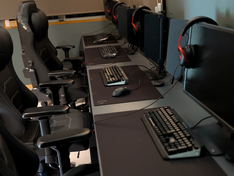 最新スペックのゲーミングPCが5セット並ぶ