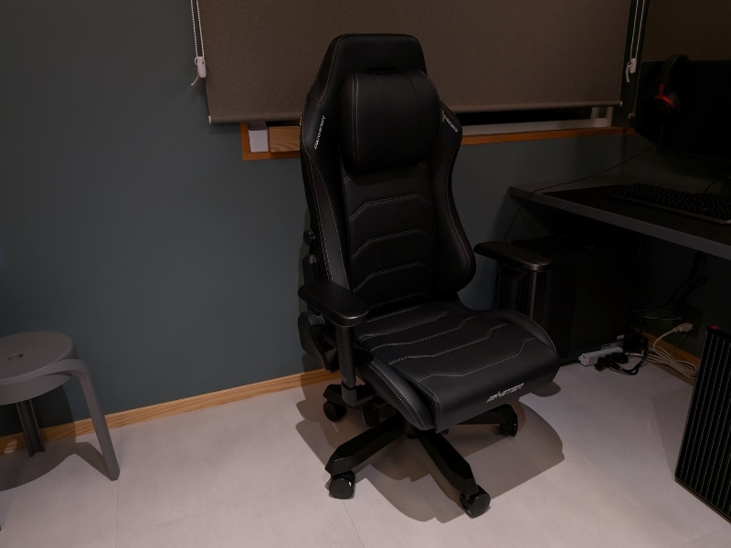 チェアはDXRacer「MASTER V2」
