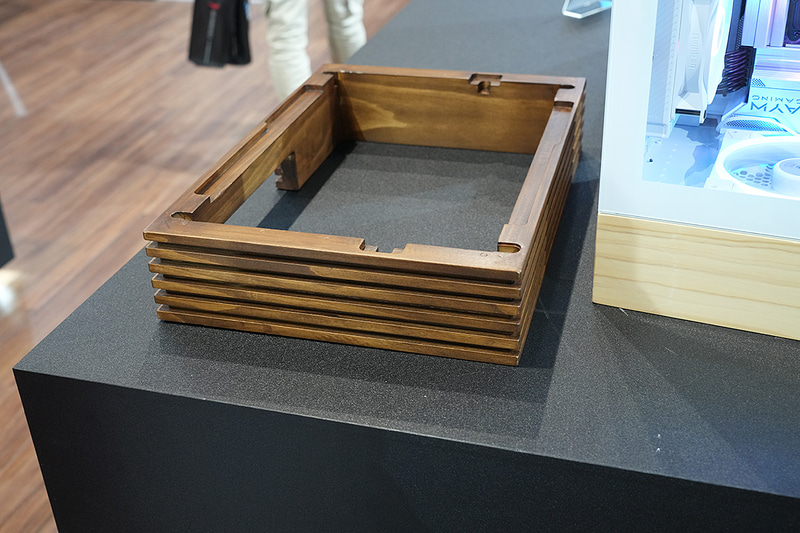 スタンドは木製で、組み合わせることで近年のトレンドに対応する