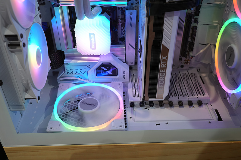 この写真をみればほかとは違うということが理解できるだろう。このスタンドを使用するとI/Oパネル側が下向きになる。ケーブルはまとめやすいが、パーツによってはエアフローをよく考える必要がありそうだ