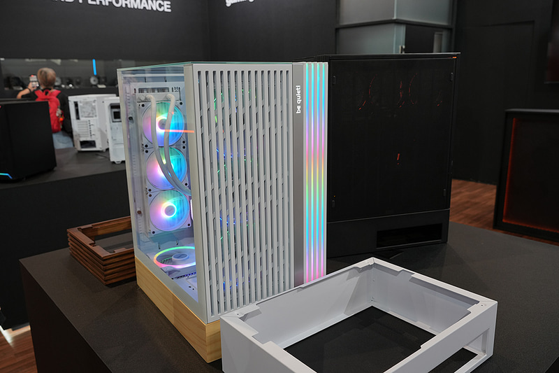 Light Base 900。これだと一般的なミドルタワーケースに見えるが……(詳細後述)