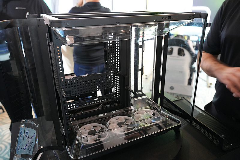 写真右奥にCPUのラジエータのエリア、裏に電源のエリア、そして正面にマザーボードのエリアとなっている。マザーボードエリアの上下に設置されたエアフロー用の透明パーツにより、ビデオカードなど各種パーツへ効率よく風を当てることができるという。