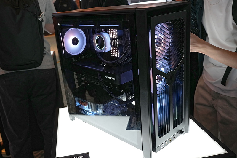 フロントパネルもCNC加工されたアルミになりイメージがガラッと変わった