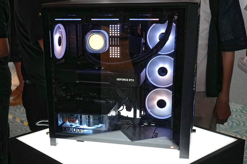 現在販売しているモデルは下部の電源ユニットエリアがメッシュになっている