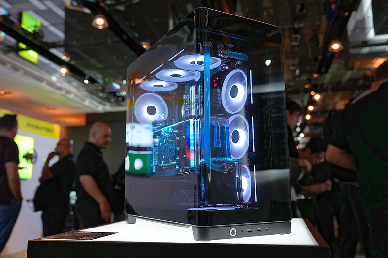 内部のパーツが映えるケースだ