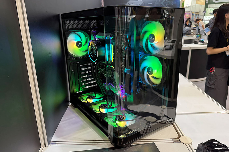 ウォーターブロックからウォーターチューブがケース前面の方へ向かって伸び、サイドパネルと接続される(写真:モリケン)