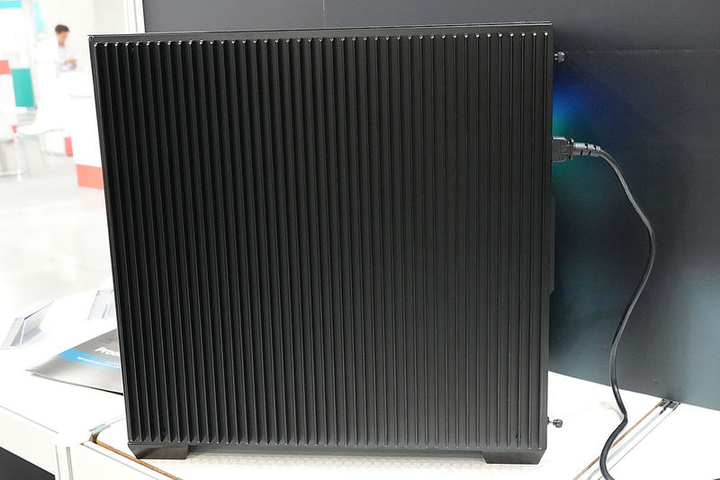 放熱プレートと言わなければスリットの入ったサイドパネルと見間違えてしまうだろう