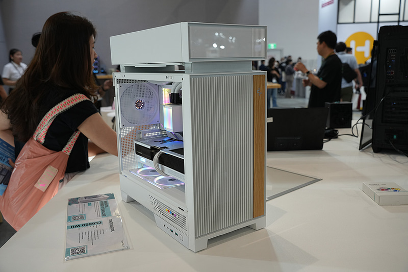 フロントパネルに木製パーツも使われており、モダンな見た目だ。なんとなくケースの上に外付け光学ドライブが載っているような光景がチラつくのは多分筆者だけだろう。