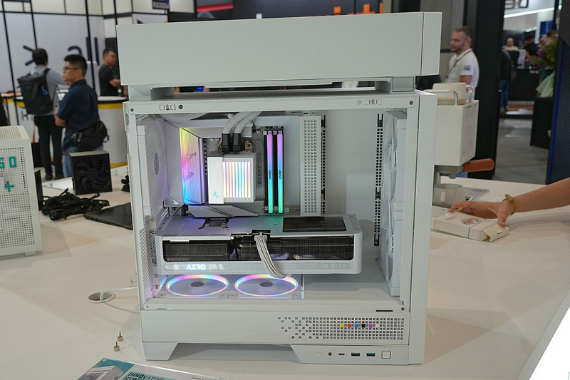 専用品となるため、ヘッドからラジエータまで最短経路で結ばれる