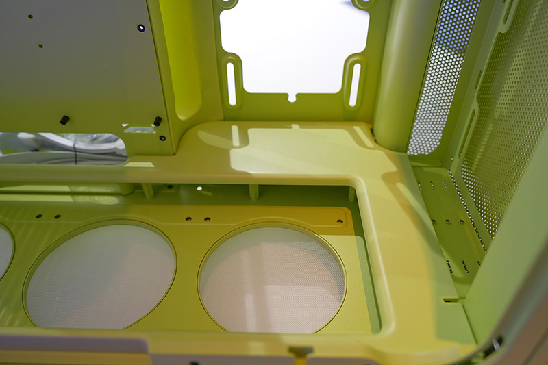 外見だけでなく、ケースの内部に至るまでラウンドしている