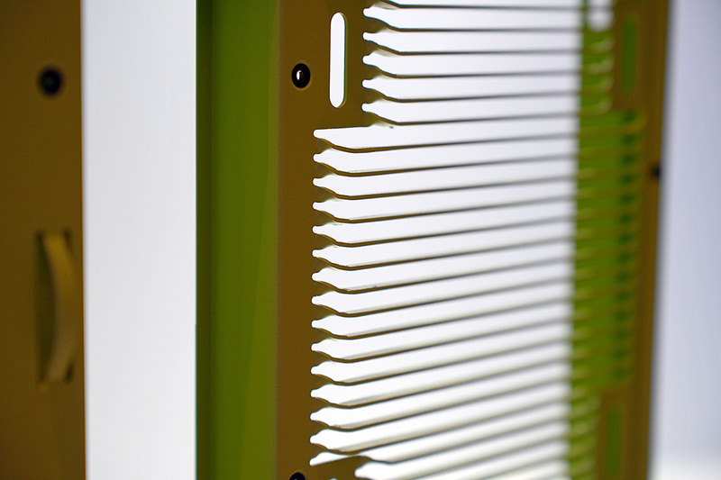 ねじれのあるルーバーブレードにより、ケース内に新鮮な空気を送り込む