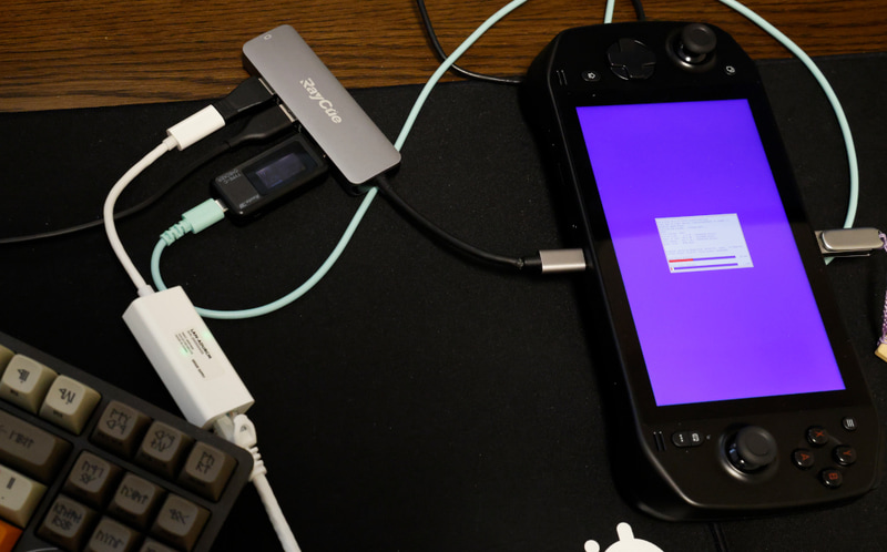 いつもならば無慈悲にWindowsを消す所だが、借り物なのでClonezillaでまるごとバックアップを取った