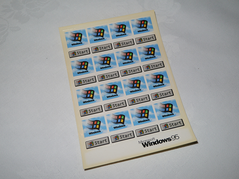 当時はStartボタンをシールにしたノベルティも配られていた