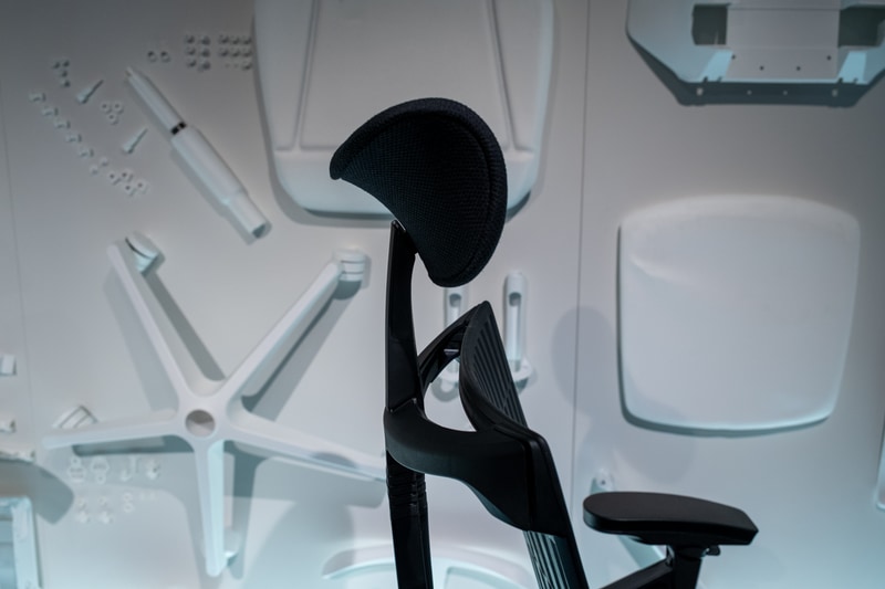 2点可動式で位置調整ができる