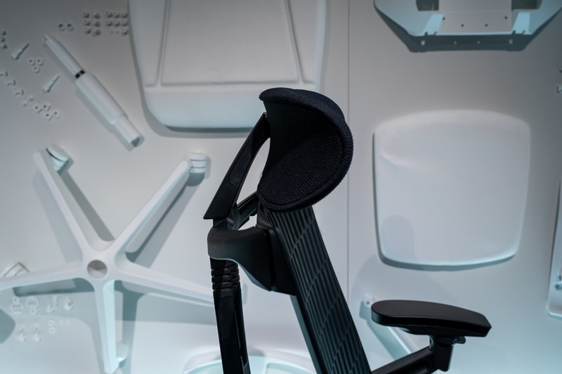 2点可動式で位置調整ができる