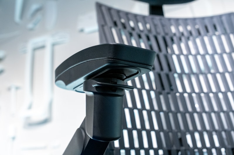 レバーを引くだけで簡単に動かせる