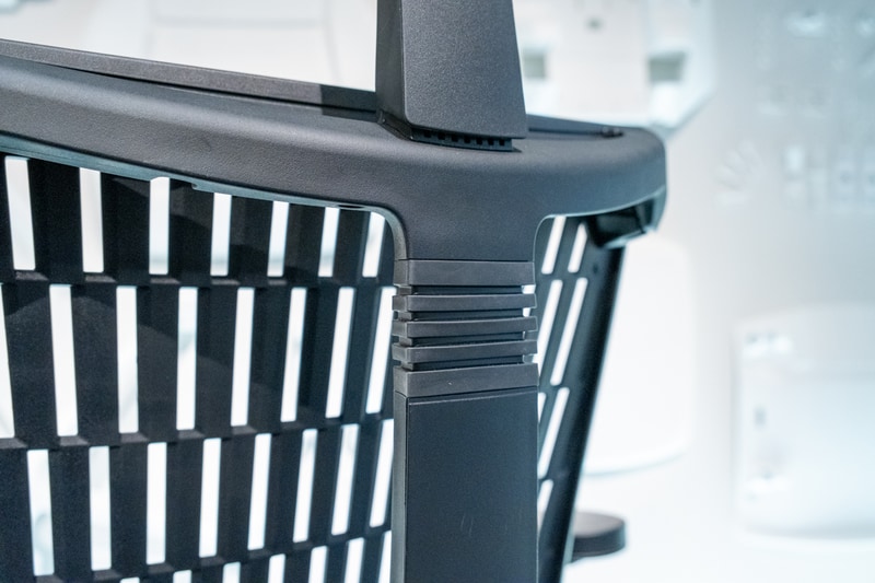 ピボット構造。中央に支柱に可動部分が設けられている