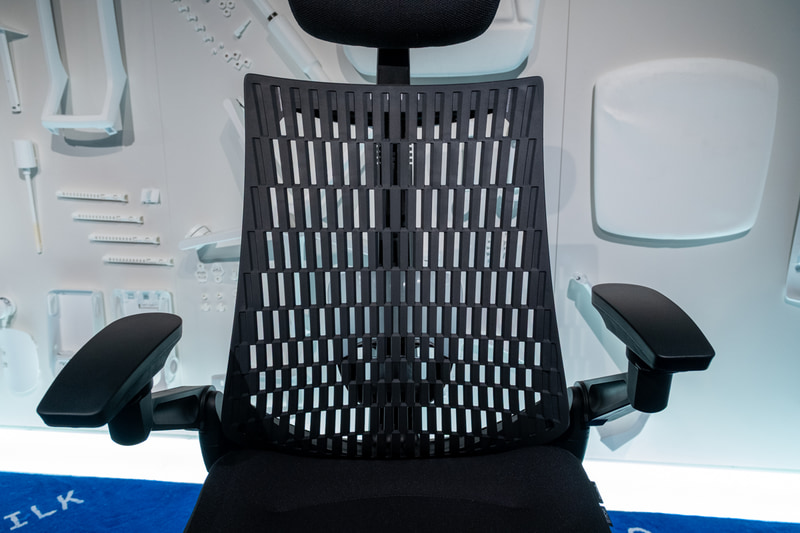 エラストマーの背もたれ