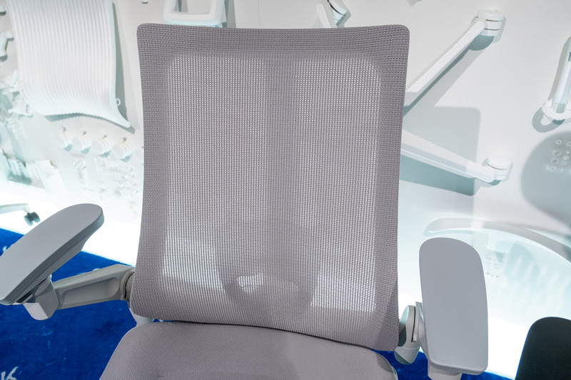 メッシュの背もたれ