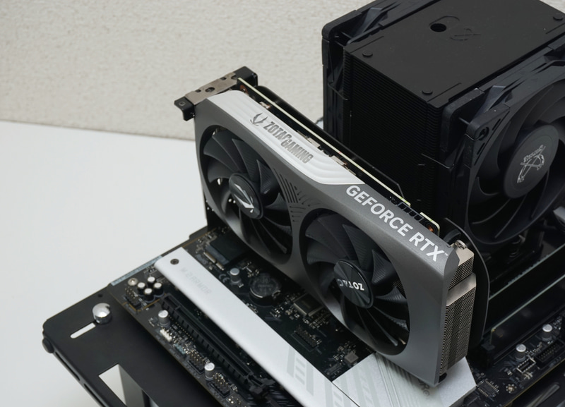 PCがシャットダウンしたことを確認して電源ケーブルを抜き、新しいビデオカードを挿す