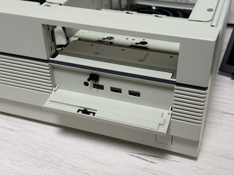 【写真2】ドライブベイの部分(すでに蓋を外した状態)