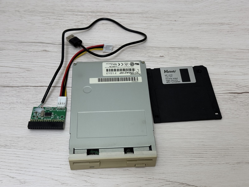 【写真6】パナソニックの3.5インチFDD「JU-256A216P」