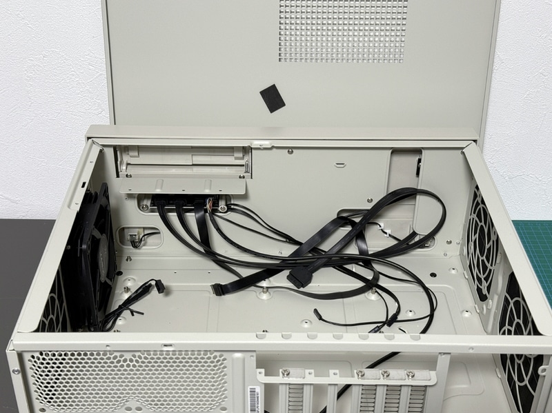 【写真9】ドライブ取り付けフレームを外した状態