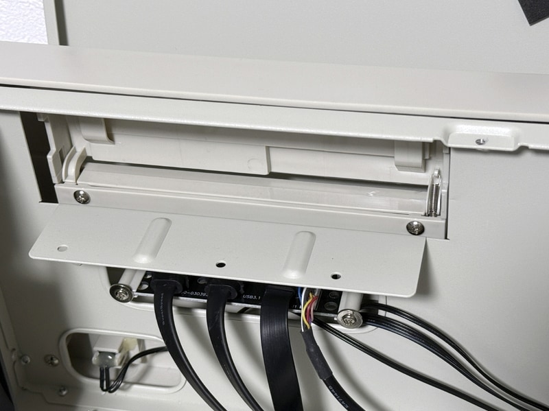 【写真10】蓋の固定のこのネジを外すために前面ベゼルを外す必要がある