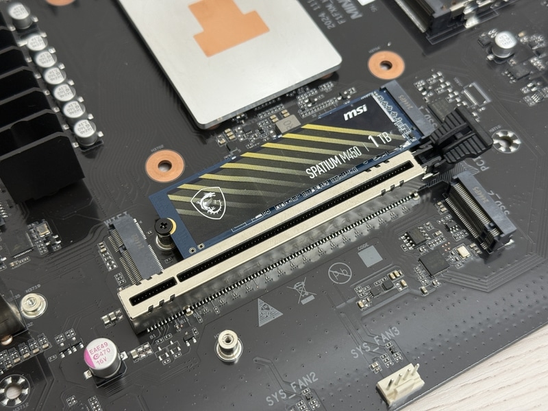 【写真12】SSDの取り付け