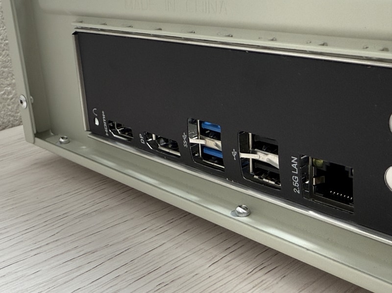 【写真17】IOパネルからコネクタまで距離が少しある