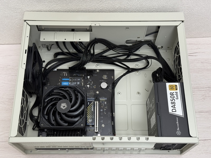 【写真19】電源組み込みと電源ケーブル接続