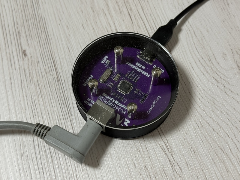 【写真25】さらにPC-9801用キーボードを用意し、USB接続に変換する「魔術師の杖98 Ver.3」を購入して接続した