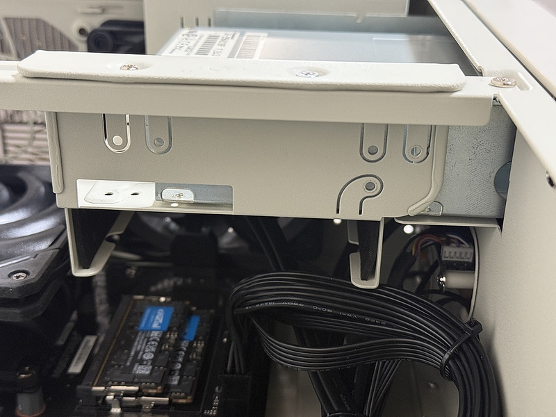 【写真27】5インチベイは蓋がある状態でねじ位置が合うようにできているため、外すとねじ位置が合わない。今回固定してないものの、実際に固定したい場合はねじ穴をあける必要があるので注意されたい