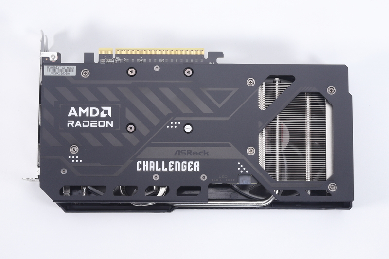 カード裏面にはバックプレートを搭載