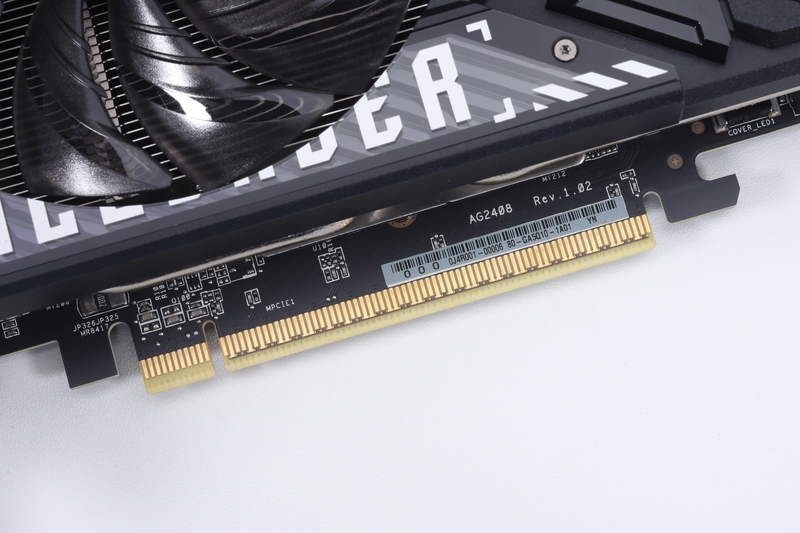 バスインターフェイスはPCIe 5.0 x16