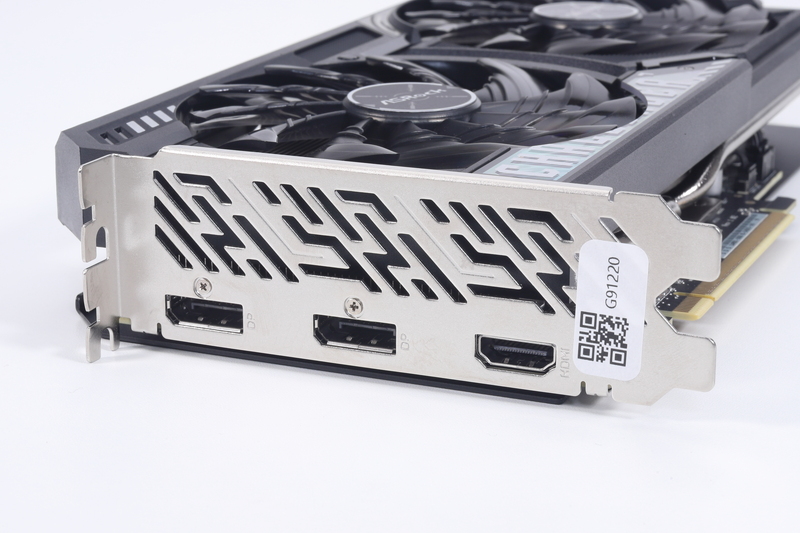 ブラケット部の映像出力端子はDisplayPort 2.1a(2基)とHDMI 2.1b(1基)