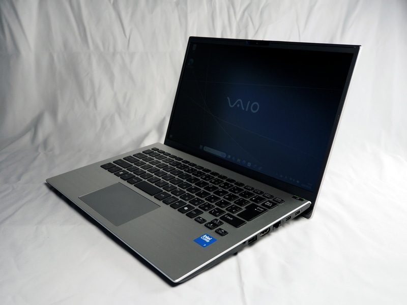 今回試用したのはサテンシルバー