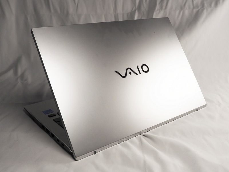 今回試用したのはサテンシルバー