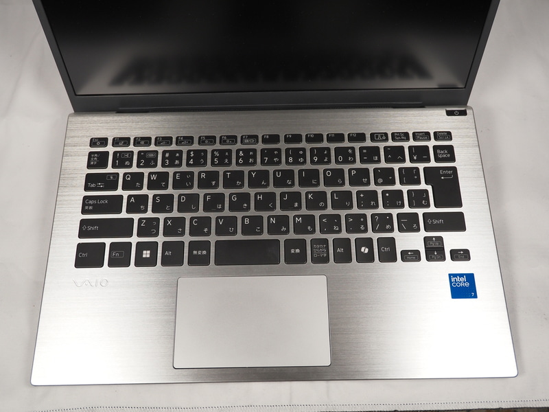 テンキーなしの87キー日本語キーボード。前世代モデルと比較すると、文字の下層素材の色が変更されており、文字の視認性が向上している