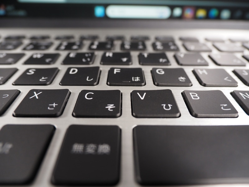 キートップがわずかにへこんだ形状になっているため、指を載せた時に抜群のフィツト感がある