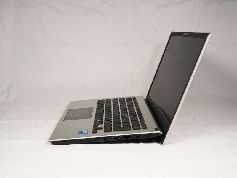 ディスプレイを開くとキーボードに適度な傾斜がつくため、文字入力が行ないやすい