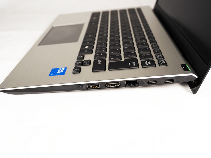 右側面には2基のUSB 3.2 Gen 2(10Gbps)対応USB Type-Cポート、USB 3.2 Gen 1(5Gbps)対応USB Type-Aポート、HDMI、Gigabit有線LANポートを装備する