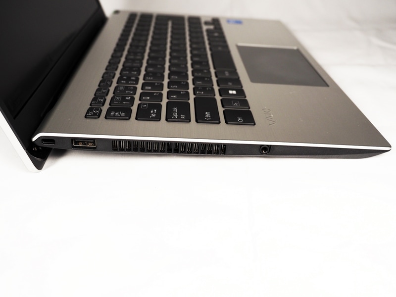 左側面にはUSB 3.2 Gen 1(5Gbps)対応USB Type-Aポート、ヘッドセット対応のステレオミニ端子を装備する