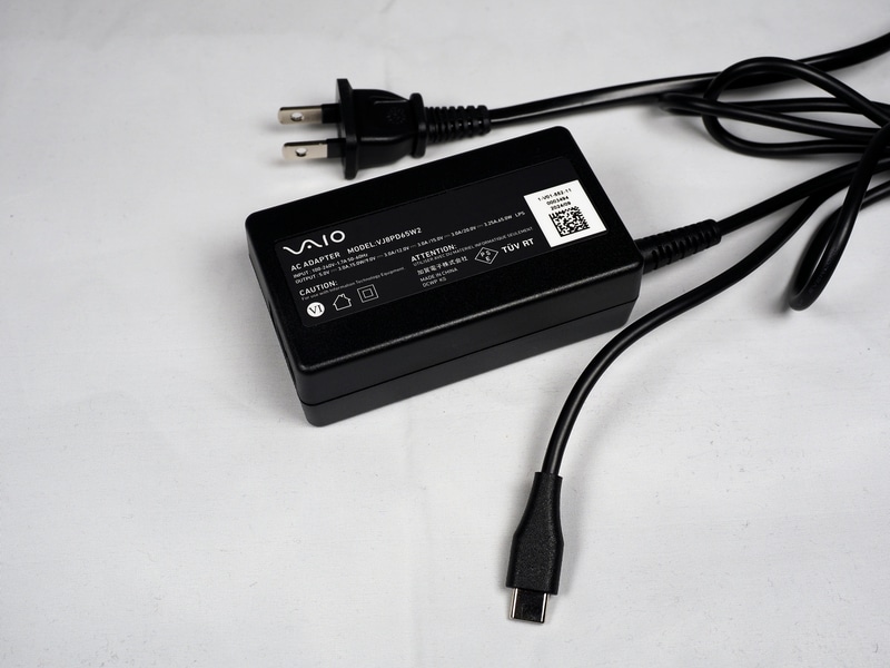 前世代のVAIO F14にはDC端子のACアダプタが付属していたが、今世代からACアダプタはUSB Type-Cポートに接続する65WのUSB PD対応モデルに変更されている