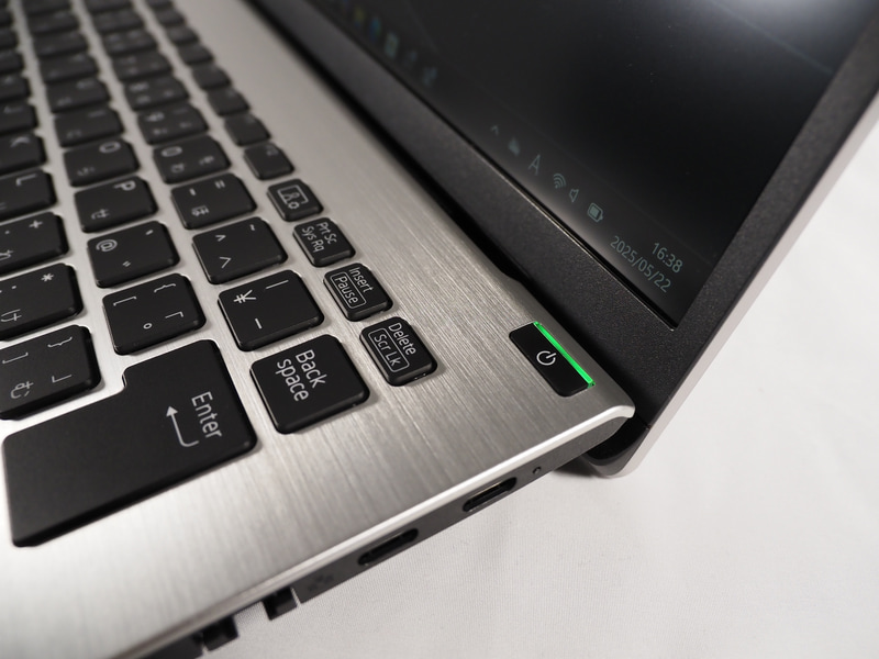 電源ボタンに指紋センサーが内蔵されており、指紋認証にも対応する