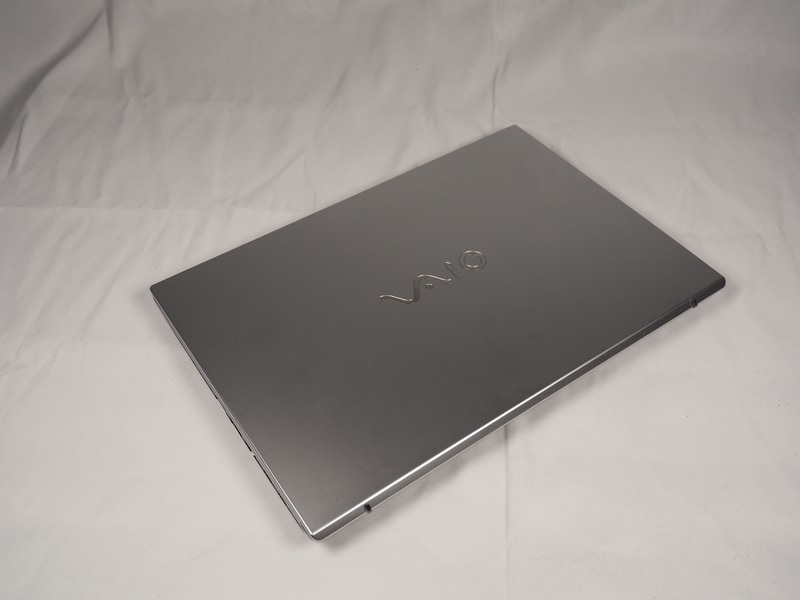 サイズは幅322.9mm×奥行221.5mm×高さ19.5～19.7mmでA4(297mm×210mm)より少し大きい程度。A4書類対応のかばんなら入れられる