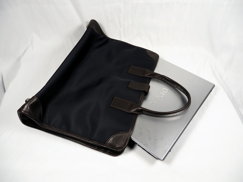 サイズは幅322.9mm×奥行221.5mm×高さ19.5～19.7mmでA4(297mm×210mm)より少し大きい程度。A4書類対応のかばんなら入れられる